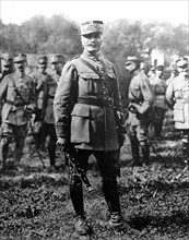 Première Guerre Mondiale. Le bâton de commandement a été remis au maréchal Foch par le président de la république (23 août 1918)