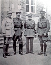 Première Guerre Mondiale. Les commandants en chef des armées françaises, britanniques et américaines réunis au G.Q.G. du commandant en chef des armées alliées (juillet 1918)