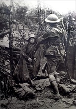 Première Guerre Mondiale. Sur le front de Champagne, un soldat allemand se rend à un soldat écossais (1918)
