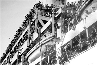 World War I. American troops on the gigantic liner  "Vaterland", taken from the Germans and renamed  "Leviathan" (1918)
