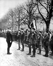 Première Guerre Mondiale. Le général Joffre décore des officiers russes (1916)