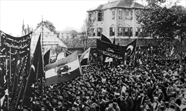 Première Guerre Mondiale. Manifestation à Constantinople où est promené le drapeau persan