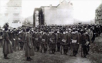 Première Guerre Mondiale. Compagnie pourvue de masques à gaz passée en revue sur le front