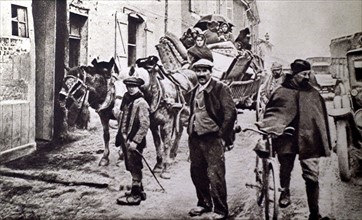 World War I. Evacuated inhabitants of Verdun crossing a village in their wagon (1916)