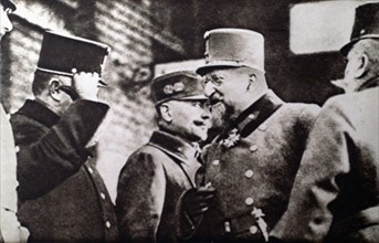 Première Guerre Mondiale. A Vienne, le tsar Ferdinand 1er de Bulgarie s'entretient avec des officiers autrichiens