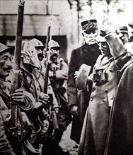 Première Guerre Mondiale. Sur le front de Verdun, le prince Alexandre de Serbie essayant le casque d'un soldat