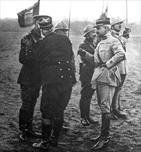 Première Guerre Mondiale. Le général Joffre remet la grande croix de la légion d'honneur au général anglais, sir Lan Hamilton