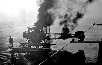 Première Guerre Mondiale. Capture d'un hydravion allemand dans la mer du nord (1916)