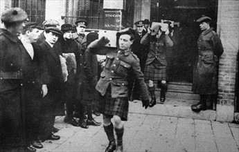 A Rotterdam, soldats écossais portant des caisses d'or, envoyées par l'Allemagne pour payer son ravitaillement (1919)