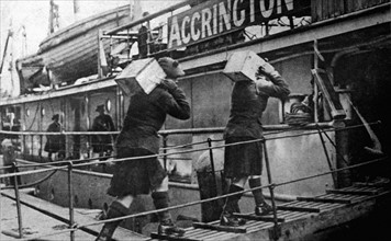 A Rotterdam, soldats écossais prenant en charge des caisses d'or, envoyées par l'Allemagne pour payer son ravitaillement