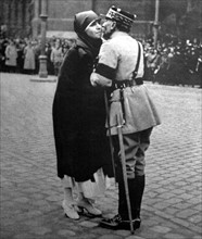 A Metz, le général Maud'Huy remet la croix de guerre à Melle Mourey, infirmière-major (1919)