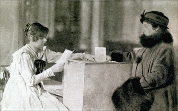 Révolution russe. Première femme votant à l'occasion de l'élection des membres de l'assemblée constituante (1918)