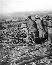 Première Guerre Mondiale. Un capitaine observe les lignes allemandes de Chauvaucourt sous St-Mihiel (1915)