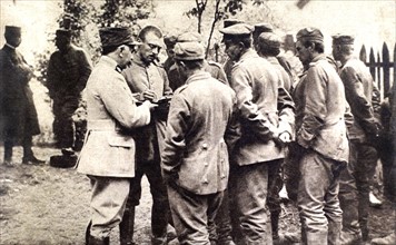 Première Guerre Mondiale. Un sous-officier allemand, prisonnier, indique, à l'aide d'un croquis, les positions allemandes (1915)