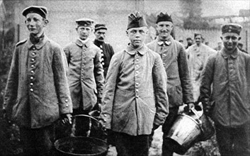 Première Guerre Mondiale. Deux prisonniers allemands âgés respectivement de 15 et 16 ans (1915)