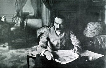 Pologne. Le général Pilsudski dans son cabinet de travail du Belvédère (1919)