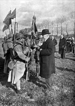 In Chelles, French President Poincaré decorates the pennant of the 11th Batallion of mountain infantry  with the fourragère (March 5, 1919)