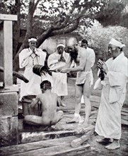 Pendant l'agonie de l'empereur Yoshi-Hito, représentants d'une secte bouddhiste procédant aux cérémonies de purification avant de participer aux prières pour le souverain (1927)