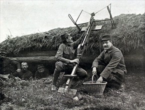 Première Guerre Mondiale. Dans les tranchées, l'arbalète lançant des grenades (1915)