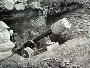 Première Guerre Mondiale. Dans les tranchées, canon de montagne de 80 mm servant de lance-mines (1915)