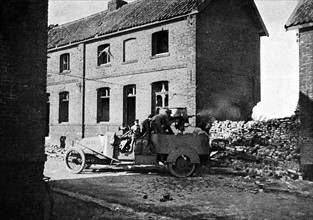 Première Guerre Mondiale. Auto-mitrailleuse Hotchkiss en position dans un coron