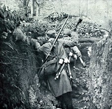 Première Guerre Mondiale. Tranchée de Calonne. Lancement de grenades à main