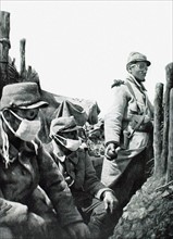 Première Guerre Mondiale. A Vauquois, dans une tranchée de première ligne, un soldat s'apprête à lancer une grenade