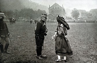 World War I. An Alsatian girl giving a bouquet to General Maud'Huy