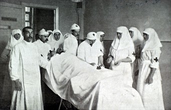 Première Guerre Mondiale. A Pétrograd, l'impératrice de Russie et ses deux filles ainées soignant les blessés