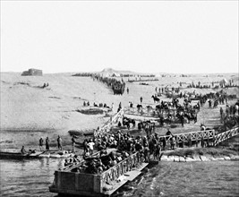 Première Guerre Mondiale. Débarquement de troupes indiennes sur la rive asiatique du canal de Suez
