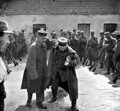 Première Guerre Mondiale. Après la prise de Carency, deux prisonniers allemands s'en vont clopin-clopant (1915)