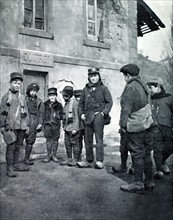 Première Guerre Mondiale. Ecoliers alsaciens dans un village occupé par les français