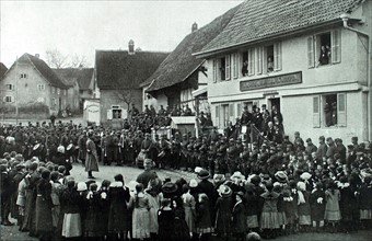 Première Guerre Mondiale. Présentation du drapeau français aux Alsaciens d'un village libéré