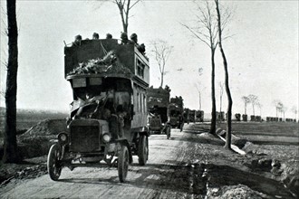 Première Guerre Mondiale.  Un convoi de troupes indiennes sur une route du nord (1915)