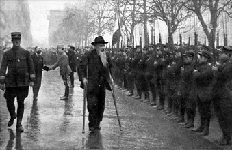 Première Guerre Mondiale. A Paris, revue militaire avenue des Champs-Elysées (1915)