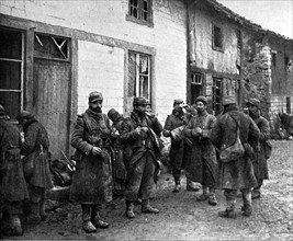Première Guerre Mondiale. Troupes en réserves dans une rue de Souain (21 décembre 1915)