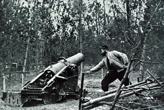 World War I. Firing the 220-mm mortar (1915)