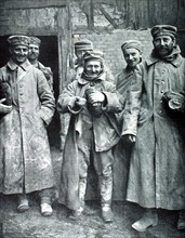 Première Guerre Mondiale. Prisonniers allemands souriants, car ils viennent de recevoir des miches de pain français