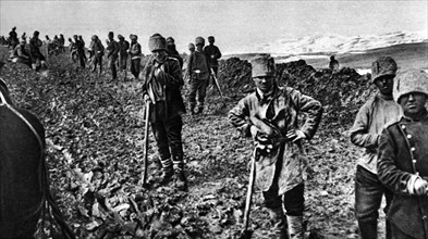 Première Guerre Mondiale. En Arménie, construction de la route de Kara-Ourgan à Hassan-Kalé par l'armée russe.