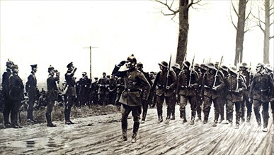 Première Guerre Mondiale. Le Kronprinz d'Allemagne passe en revue les troupes de la côte du Poivre (1916)