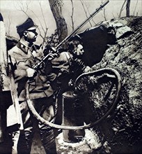 Première Guerre Mondiale. Autrichiens s'apprêtant à projeter des liquides enflammés sur le front oriental