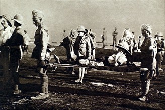 Première Guerre Mondiale. Soldats anglais et hindous, blessés à Kut-el-Amara, à leur arrivée à Bassorah (1916)