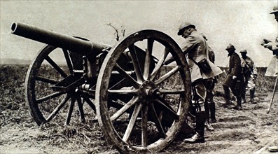 Première Guerre Mondiale. Dans la Somme, le général Fayolle devant un canon allemand (1916)