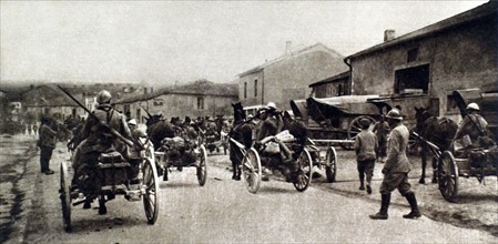 Première Guerre Mondiale. Mitrailleurs se rendant au front au Bois de Vaux-Chapître (1916)