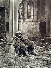 Première Guerre Mondiale. Sur le front de la Woëvre, soldat endormi dans une église en ruines