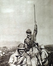 Première Guerre Mondiale. Dans la Somme, sortie d'une tranchée (1916)