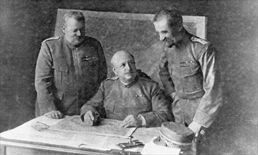 Première Guerre Mondiale. Offensive italienne. M. Boselli, président du conseil, s'entretenant sur le front avec le général Porro, chef de l'état-major général