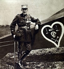 Première Guerre Mondiale. L'aviateur Nungesser devant son "Bébé Nieuport" (1916)