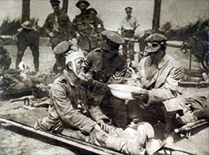 Première Guerre Mondiale. Sur le front de Picardie, arrivée de prisonniers allemands blessés
