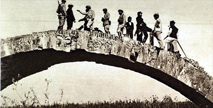Première Guerre Mondiale. Sur le front macédonien, un pont en ruine occupé par les soldats français